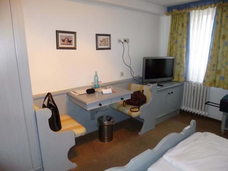 Unrenoviertes Zimmer im 2.OG Flair Hotel Vier Jahreszeiten