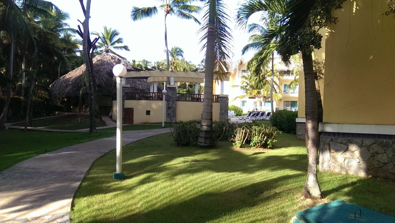 Auf dem Weg zum Pool Wyndham Alltra Samana