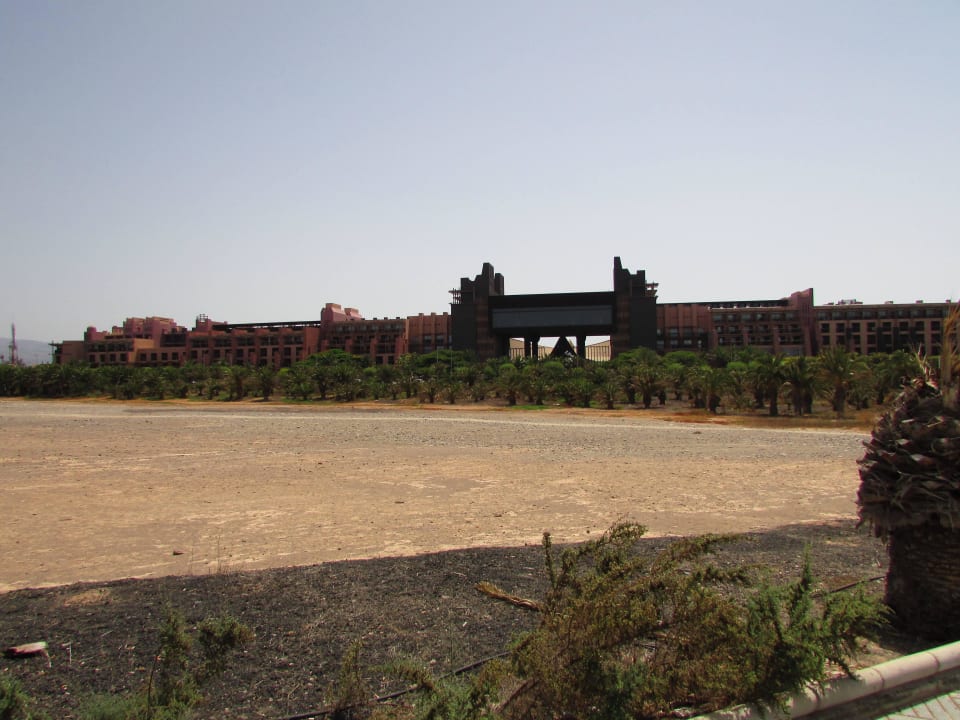 Von der Straße bei Tage Lopesan Baobab Resort