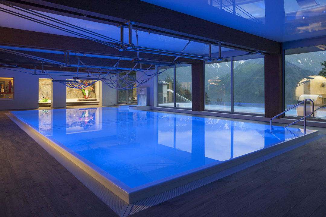 Indoor Pool Märchenhotel Braunwald