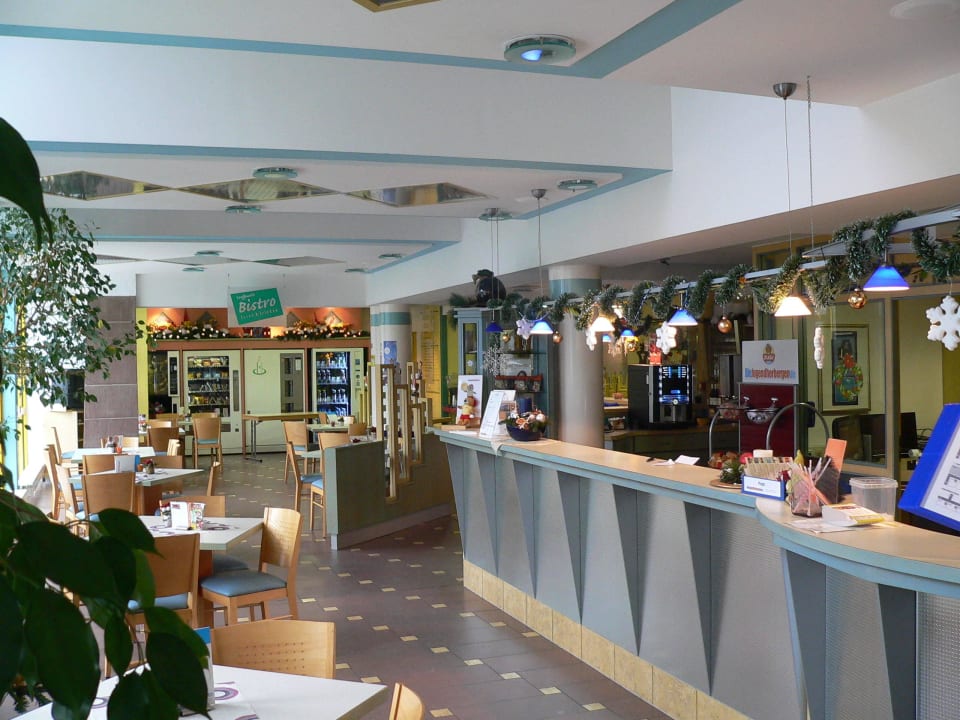 Rezeption mit Blick ins Bistro Jugendherberge An Der Saarschleife