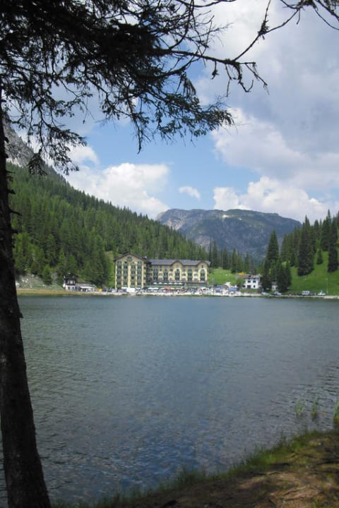 Blick über den See  Grand Hotel Misurina