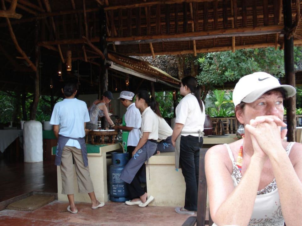 Herumstehen des Frühstückspersonals Aana Resort