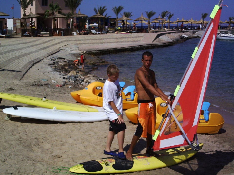 Schnupperstunde beim Surfen Beach Albatros Resort