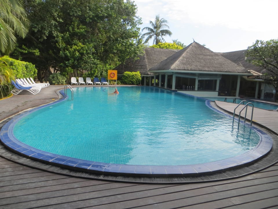 Schöner und sauberer Pool direkt an der Bar Adaaran Select Hudhuran Fushi - Premium All Inclusive