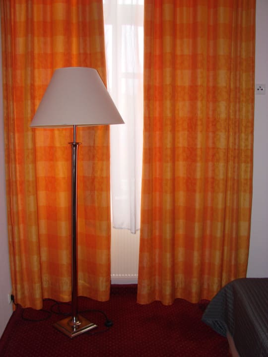Fenster & Stehlampe Hotel Weierich