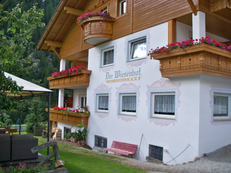 Seitenansicht Der Wiesenhof
