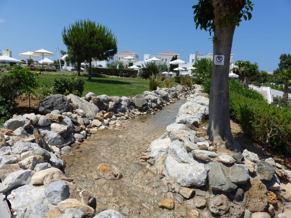 Spaziergang durch die Anlage Atlantica Marmari Palace