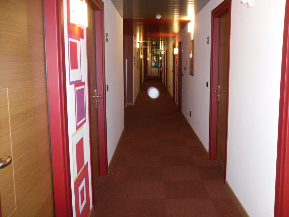 Flur West Point Airport Hotel