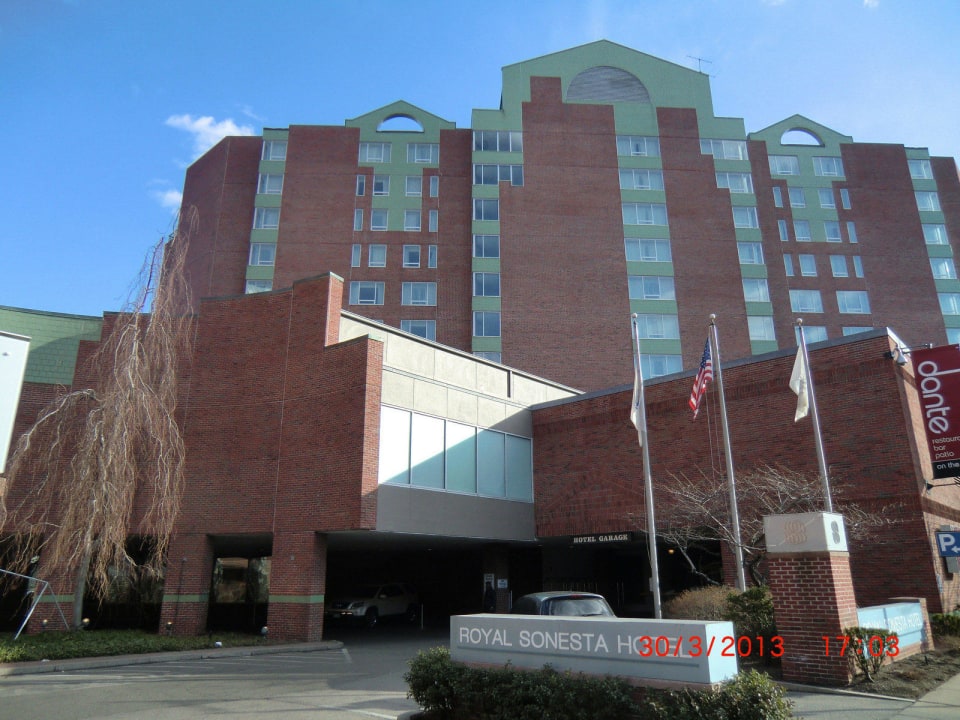 Eingangsbereich mit Parkhaus Hotel Royal Sonesta