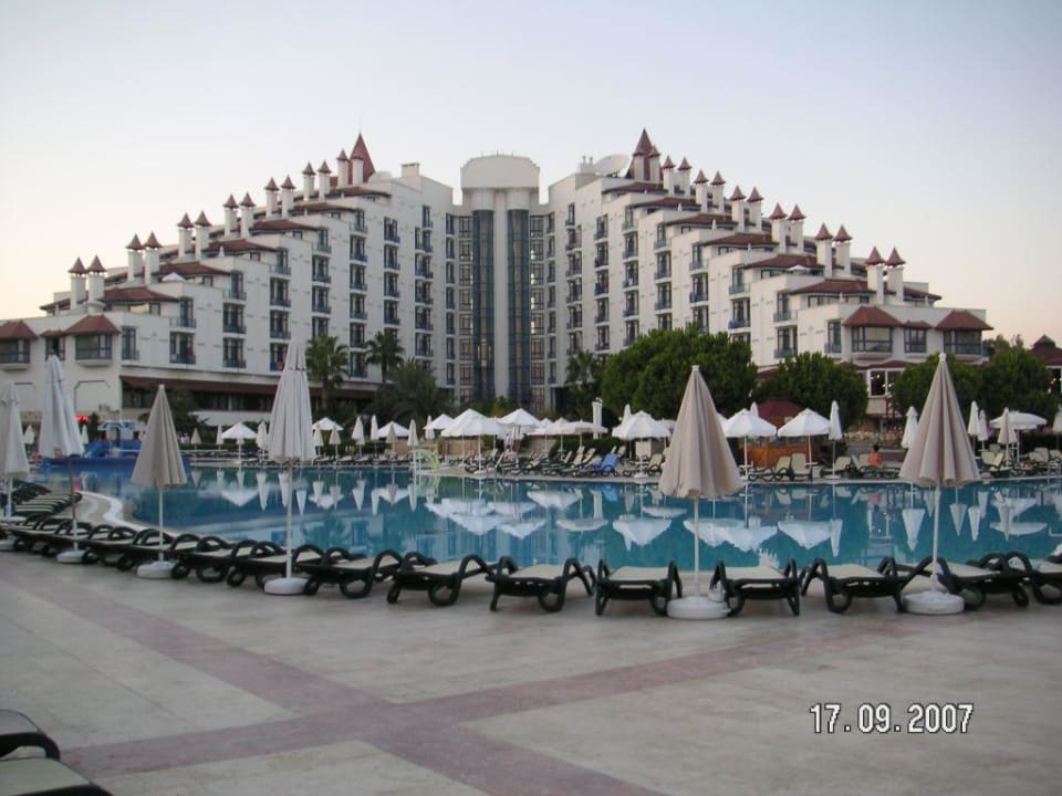 Pool mit Haupthaus Green Max Hotel