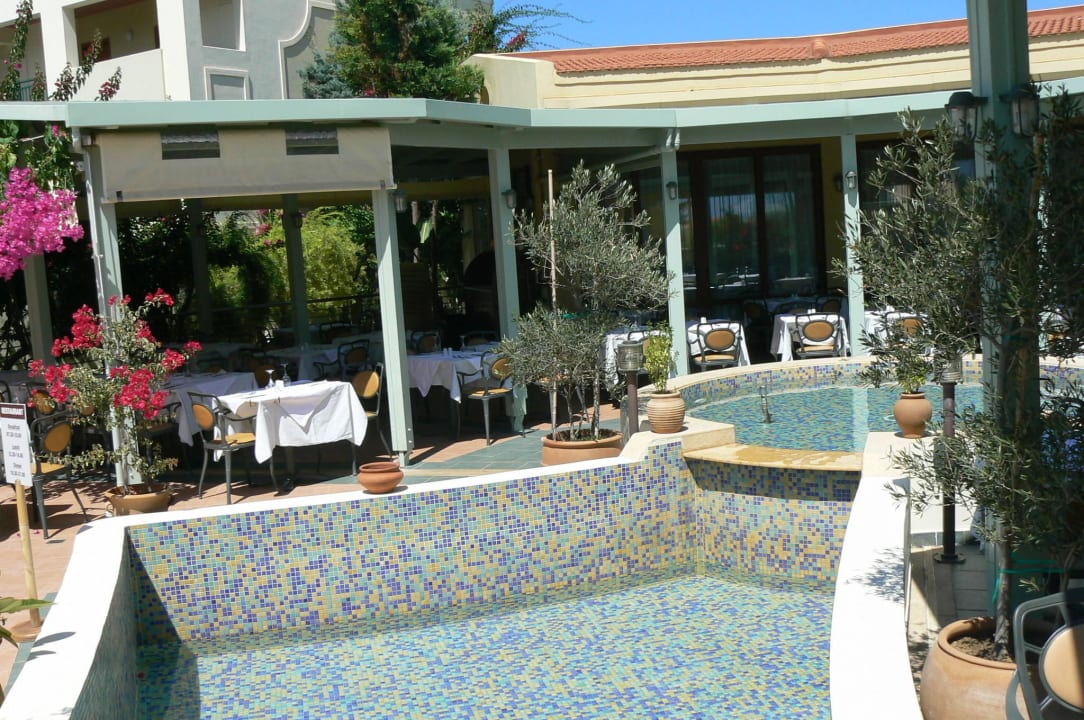 Außenterrasse / Brunnen Hydramis Palace Beach Resort