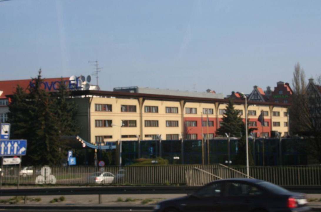 Hotel von gegenüberliegender Strassenseite Hotel Novotel Gdansk Centrum
