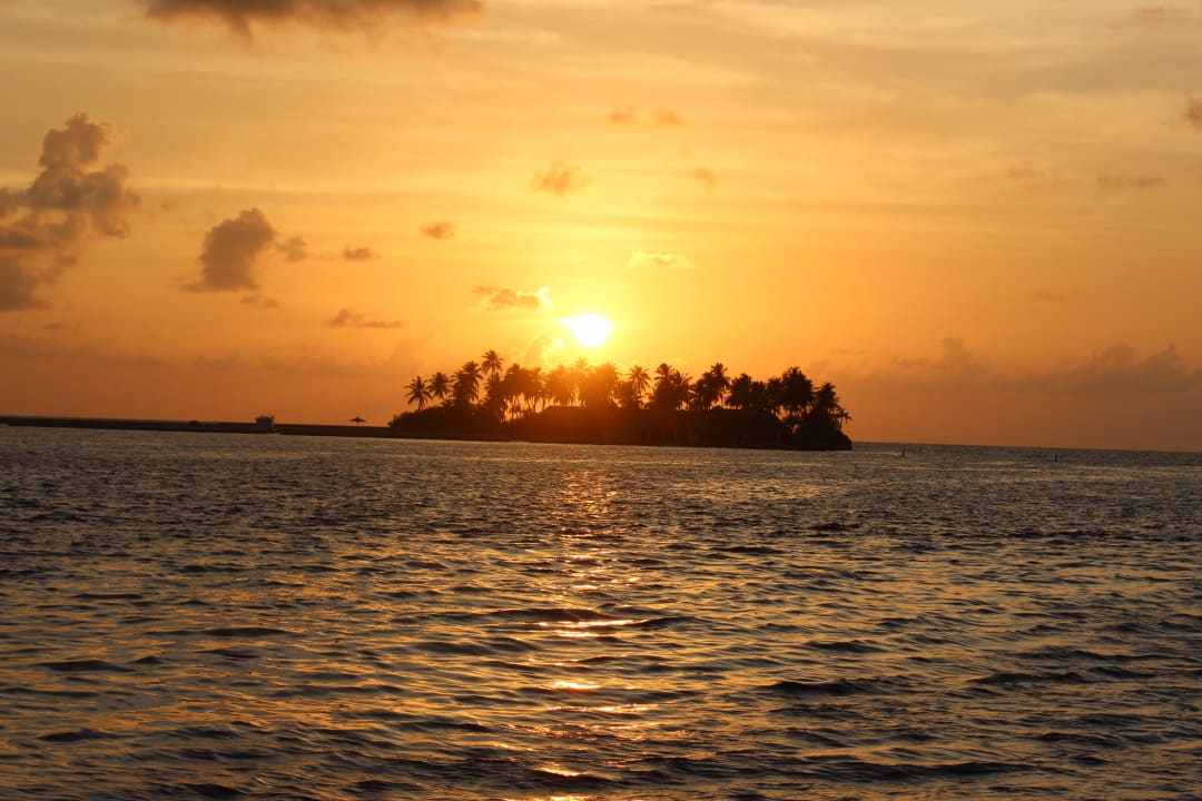 Sonnenuntergangstrip auf dem Schiff Kuramathi Maldives