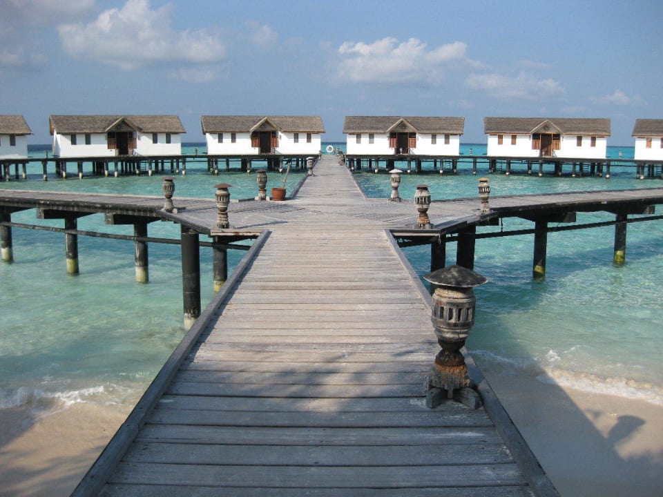 Steg zu den Waterbungalows NH Collection Maldives Reethi Resort