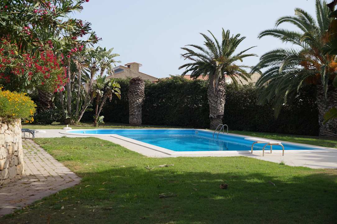 Seitenansicht auf den Pool Villa Marina