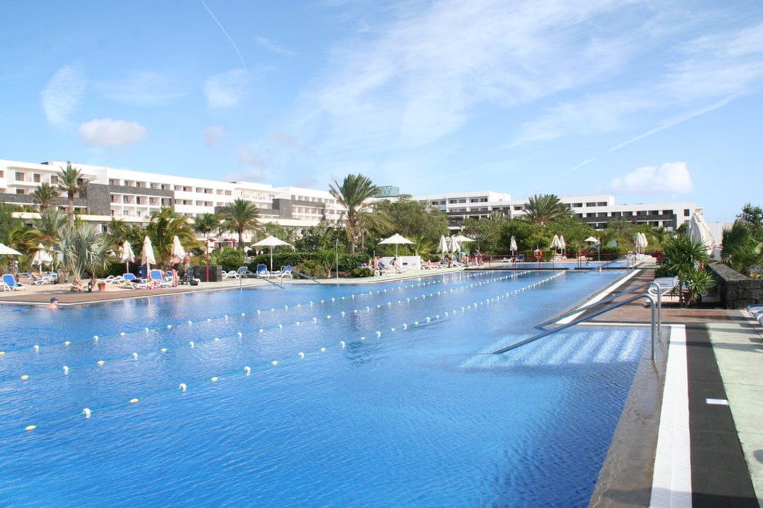 Pool mit Hauptgebäude Hotel Costa Calero