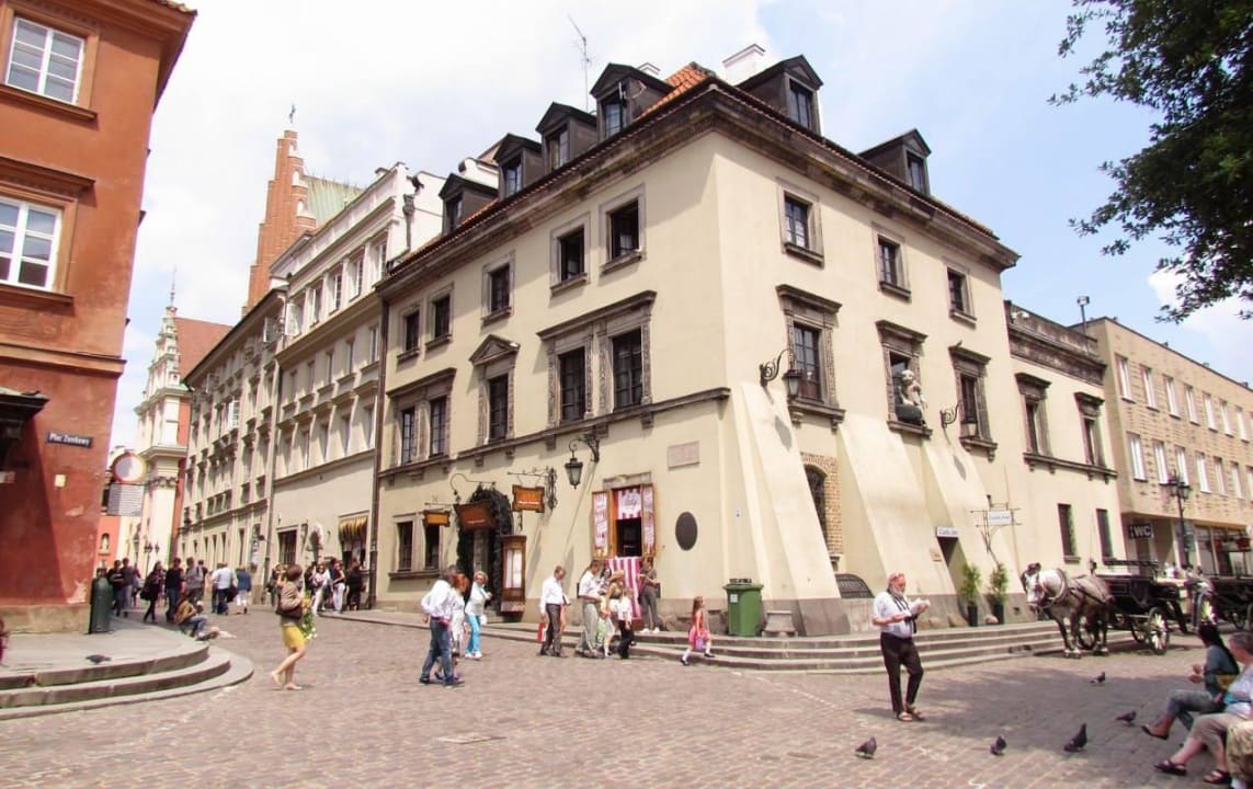 Square view Hotel Castle Inn