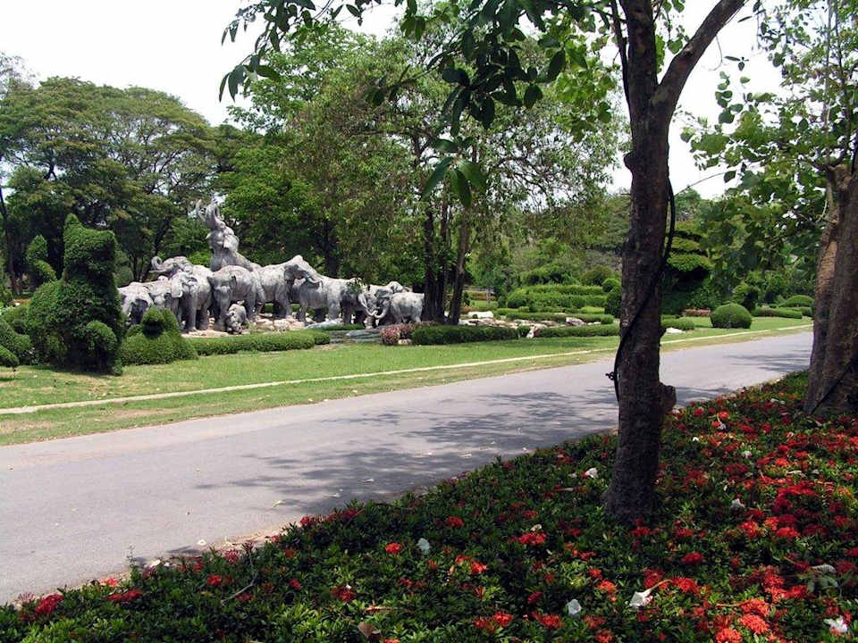 Zufahrt zum Hotel mit Skulpturen Iyara Park Hotel & Resort