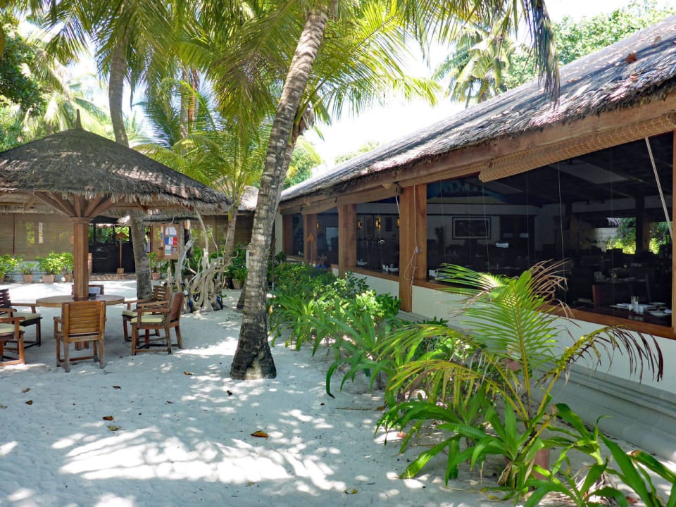 Das Hauptrestaurant von außen NH Collection Maldives Reethi Resort