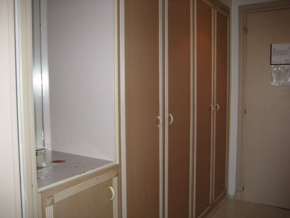 Safe und Kühlschrank im Schrank Hotel El Mouradi Djerba Menzel