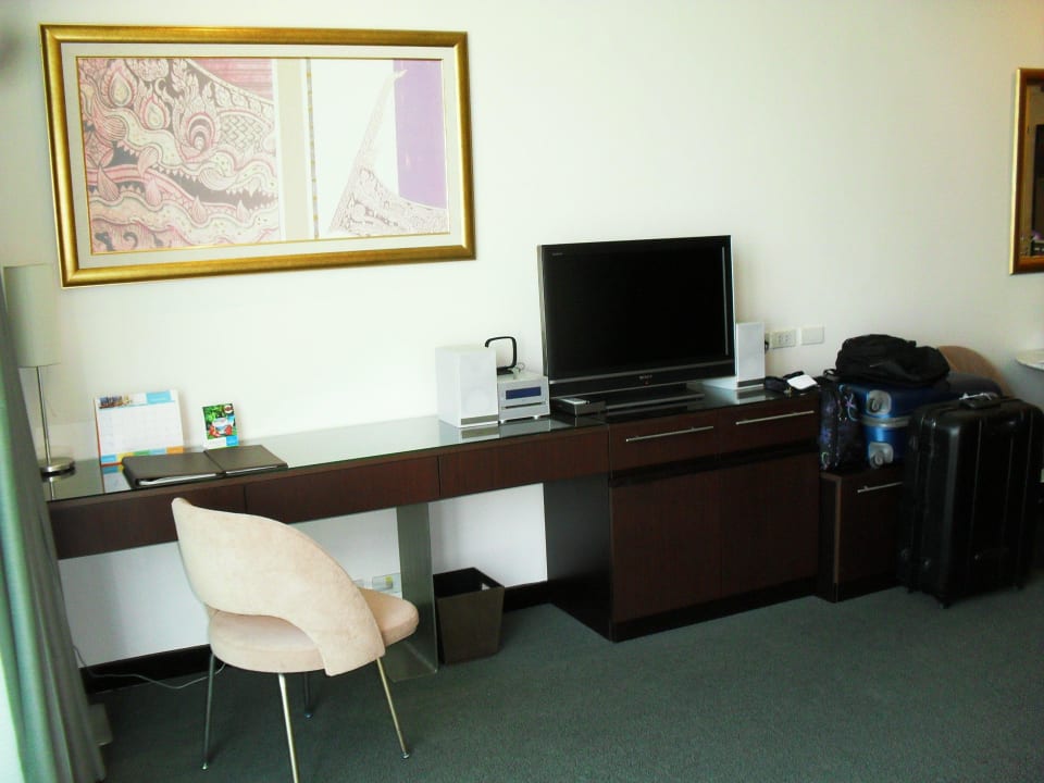 TV und Schreibtisch gegenüber des Bettes Chatrium Hotel Riverside Bangkok
