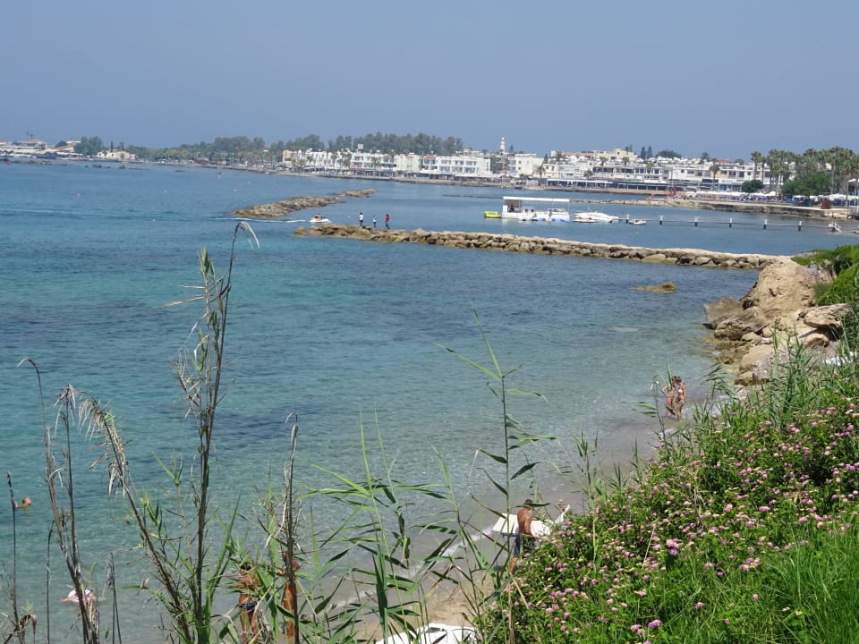 Der "Strand" in Richtung Pahpos Alexander The Great Beach Hotel
