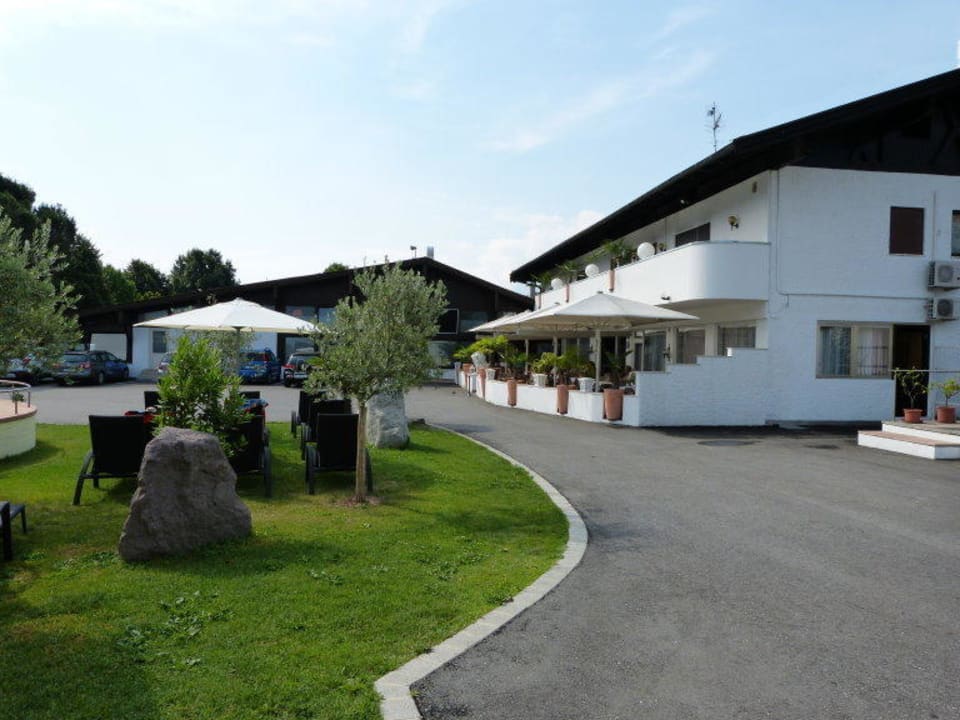 Blick zum Hotel, Freiterrasse Schlosshof Charme Style Hotel Resort