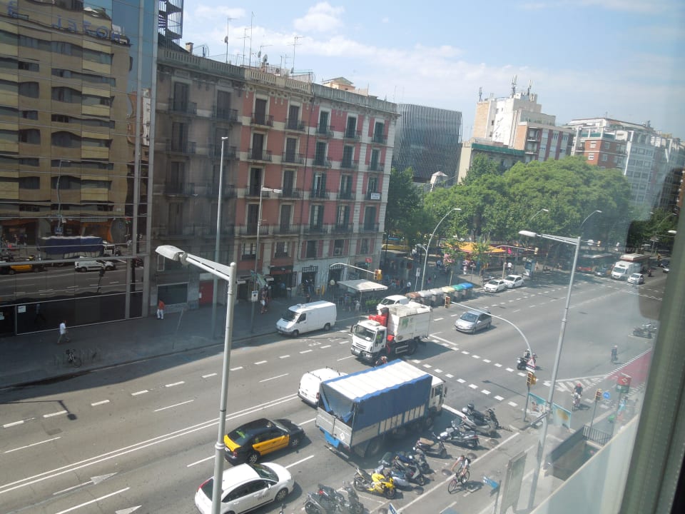Ausblick auf die laute Hauptstrasse Hotel Barcelona Universal