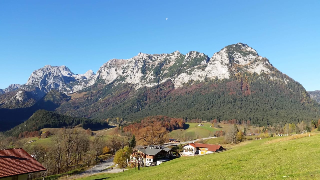 Blick vom Soleleitungsweg zum Hotel Hotel Hindenburglinde