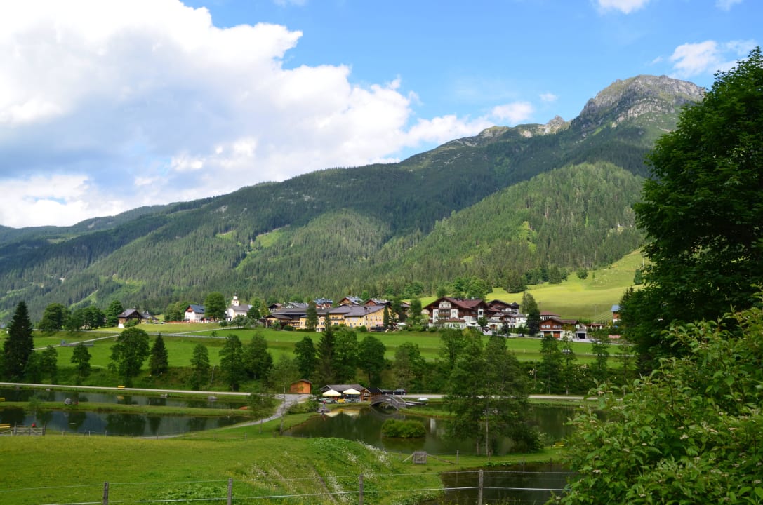Blick nach Untertauern - Hotelanlage rechte Seite Lürzerhof - luxury.nature.spa