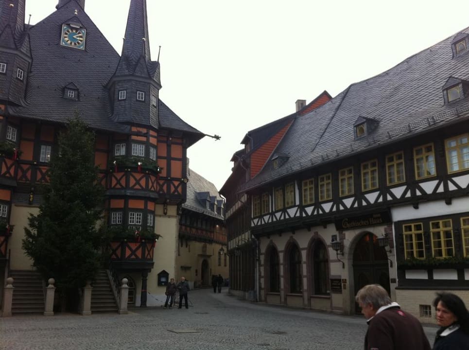 Rechts das Rathaus, links das Hotel A-ROSA Gothisches Haus Wernigerode