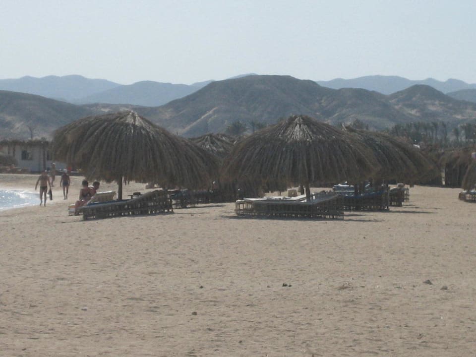 Rechts vom Hilton-Strand Hilton Marsa Alam Nubian Resort