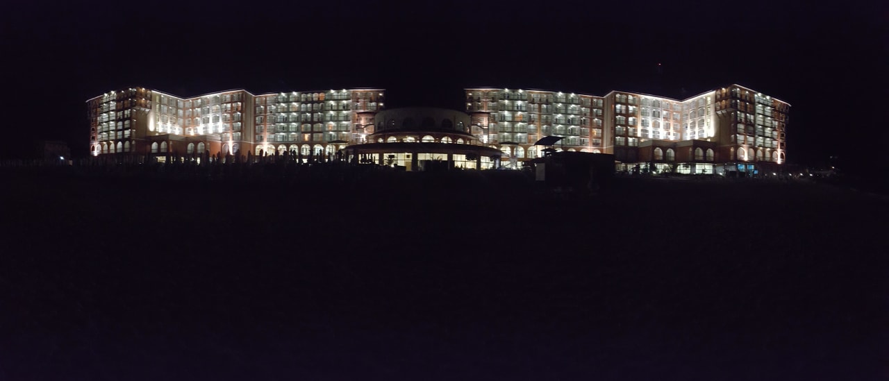 Hotel bei Nacht  Sol Luna Bay