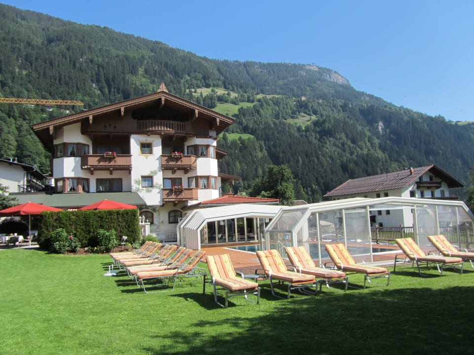 Hotelansicht mit Gartenanlage Olympia Relax Hotel Leonhard Stock