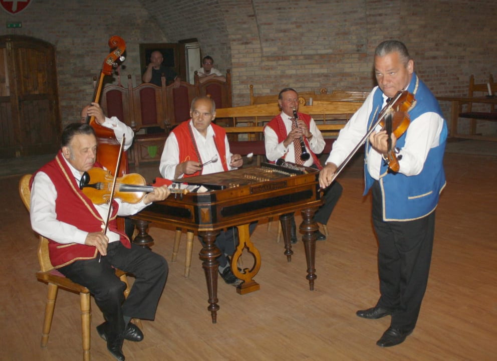 Im Kellergewölbe Ritteressen  Hotel Kapitany Wellness