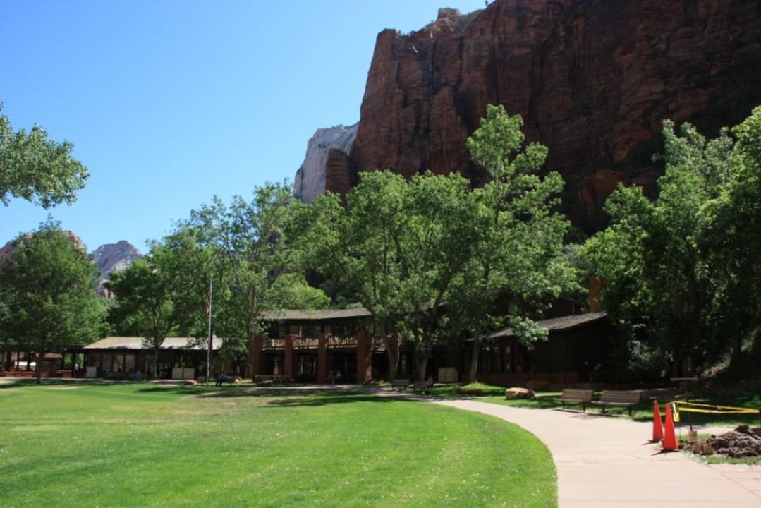 Blick auf das Hauptgebäude der Lodge Hotel Zion Lodge