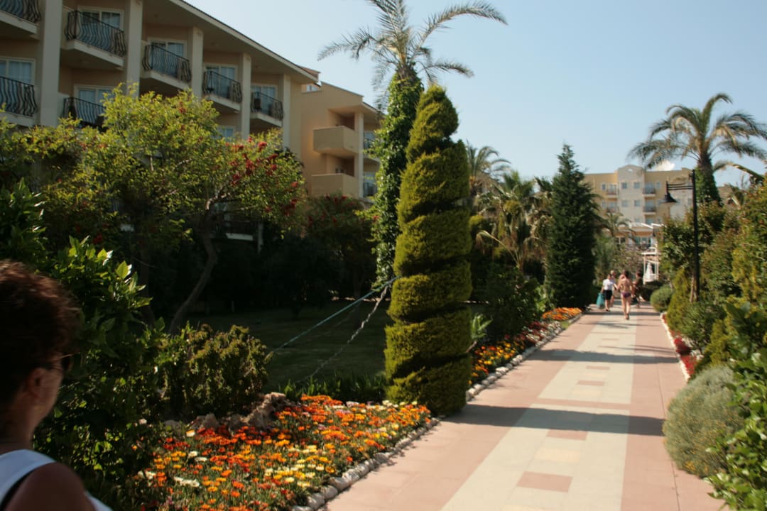 Weg Richtung Haupthaus/Appartement-Häuser Belek Beach Resort Hotel