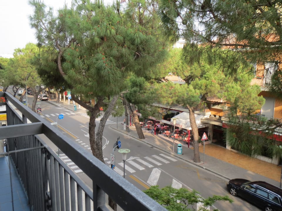 Vom Balkon zur Straßenseite Hotel Regina