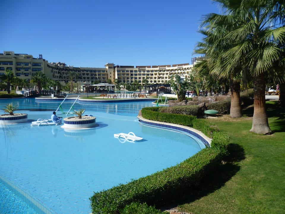 Pool mit Hotelanlage Steigenberger ALDAU Beach Hotel