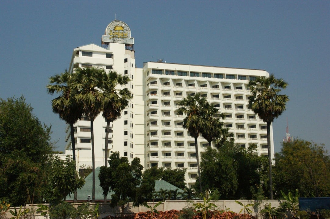 Od strony pobliskiej świątyni Hotel Grand Jomtien Palace