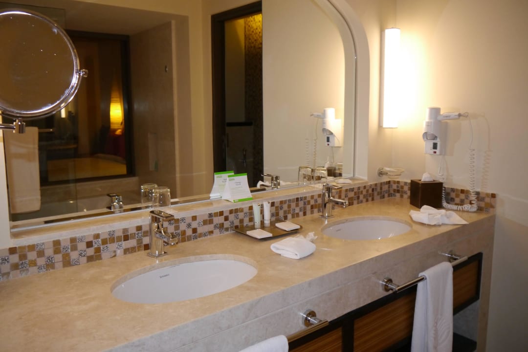 Bereich Waschbecken mit viel Platz Salalah Rotana Resort