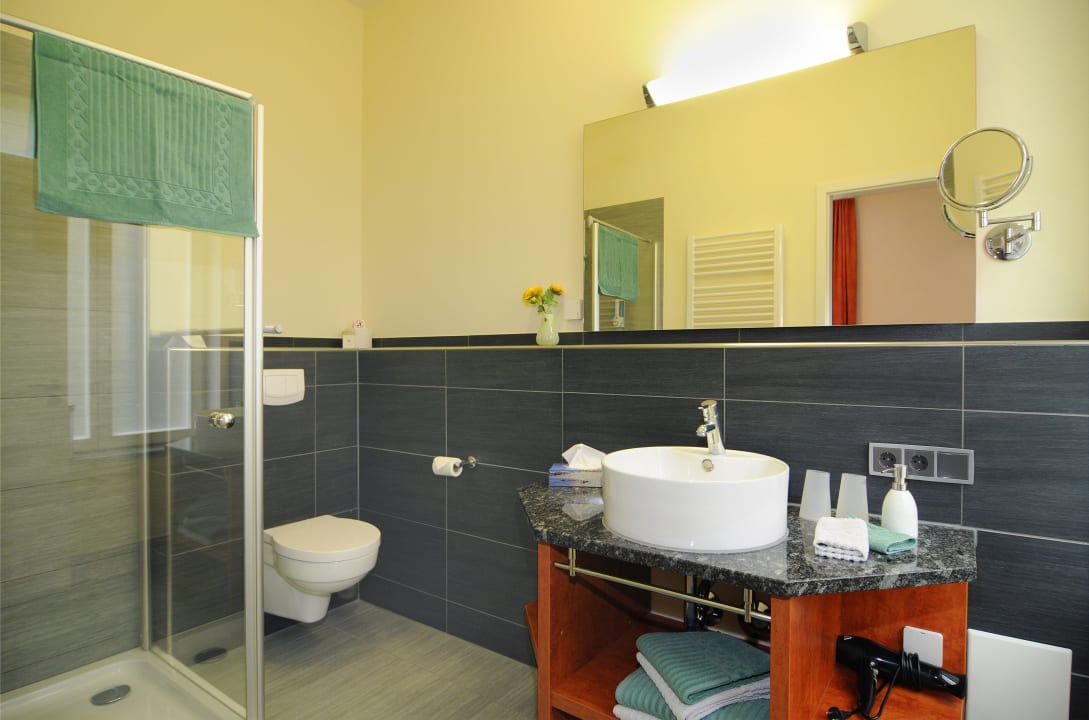 Bad des Komfortzimmers Hotel Stadtvilla Garni