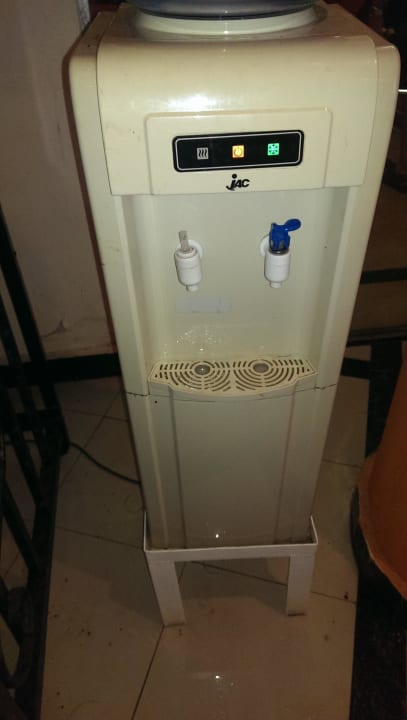 Verdreckter Wasserspender SUNRISE Cardina Resort