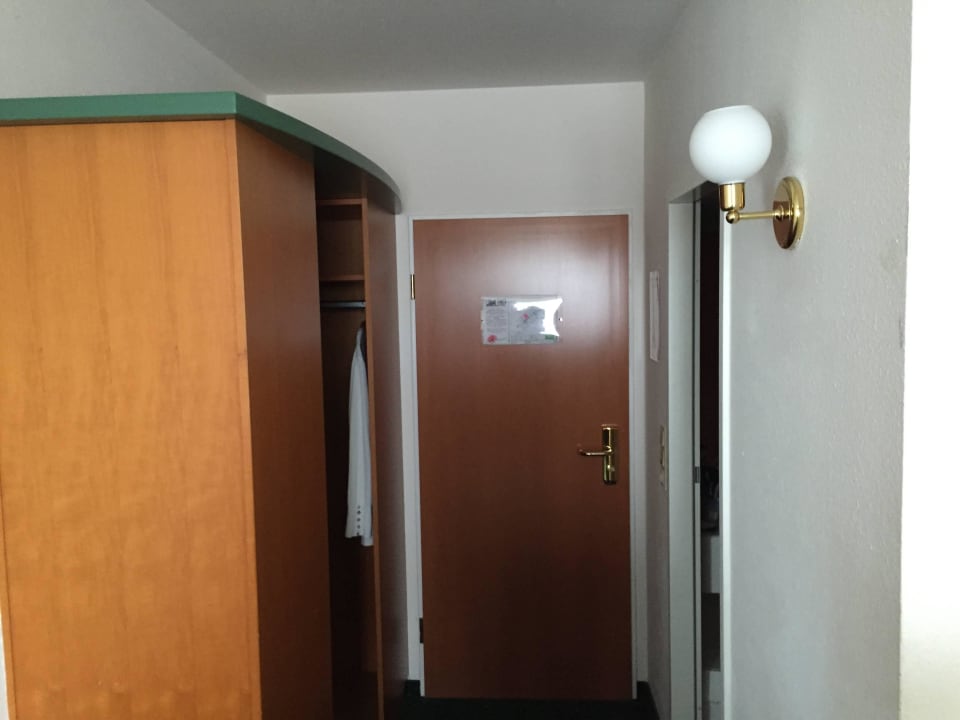 Eingang und Schrank Highway Hotel