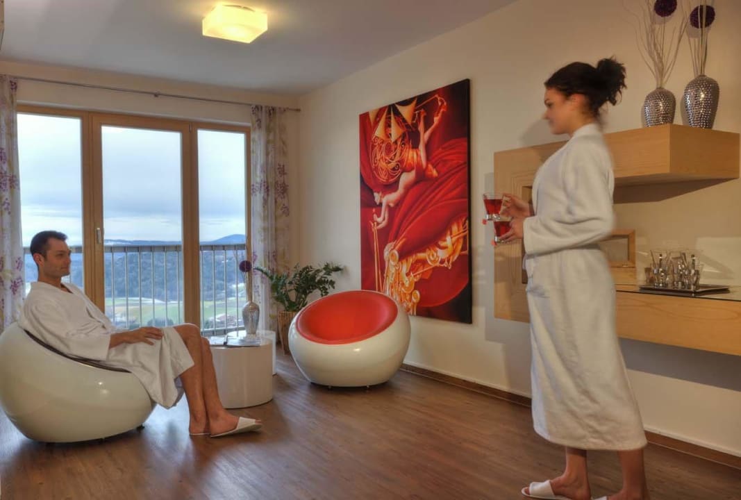 Wartebereich und Teebar im Wellnessbereich Thula Wellnesshotel Bayerischer Wald