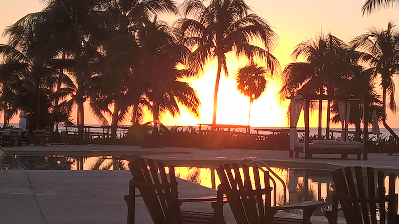 Sonnenaufgang von der Terrasse des Zimmers aus Akumal Bay Beach & Wellness Resort