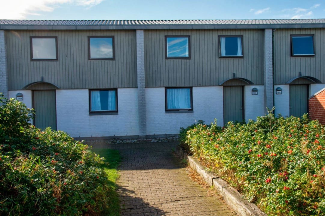 Nordseite mit Eingang und Fenstern der Schlafzimme Landal Grønhøj Strand Resort