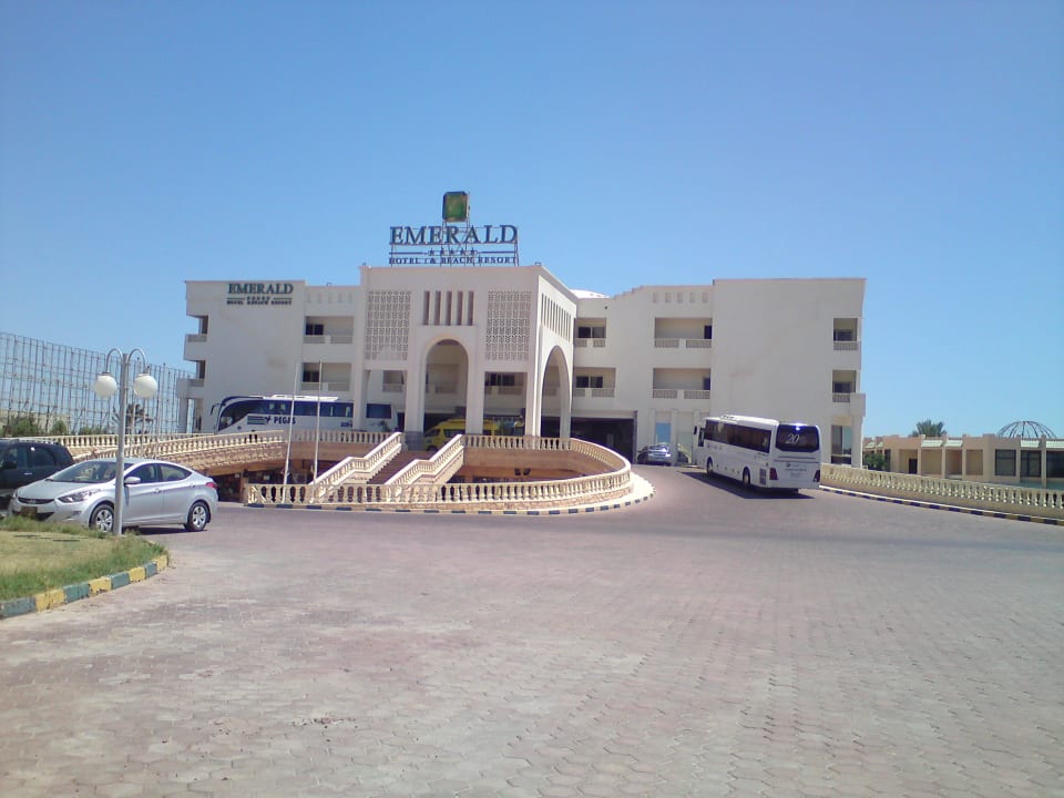 Парадный вход Emerald Resort & Aqua Park