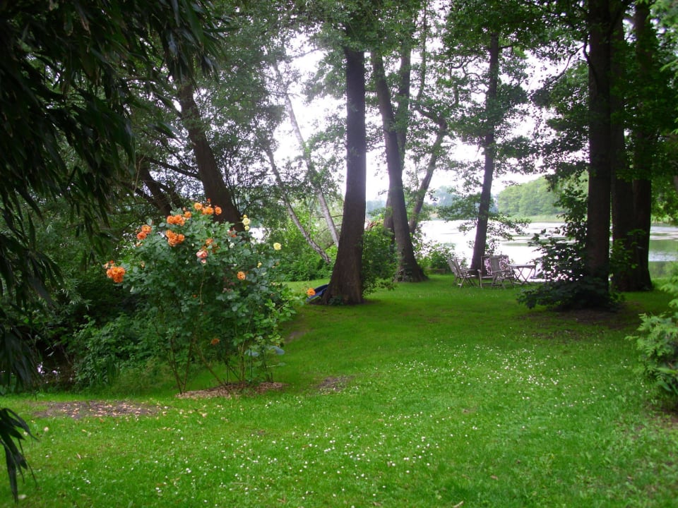 Von der Hotel - Liegewiese us gesehen Seehotel Schwanenhof